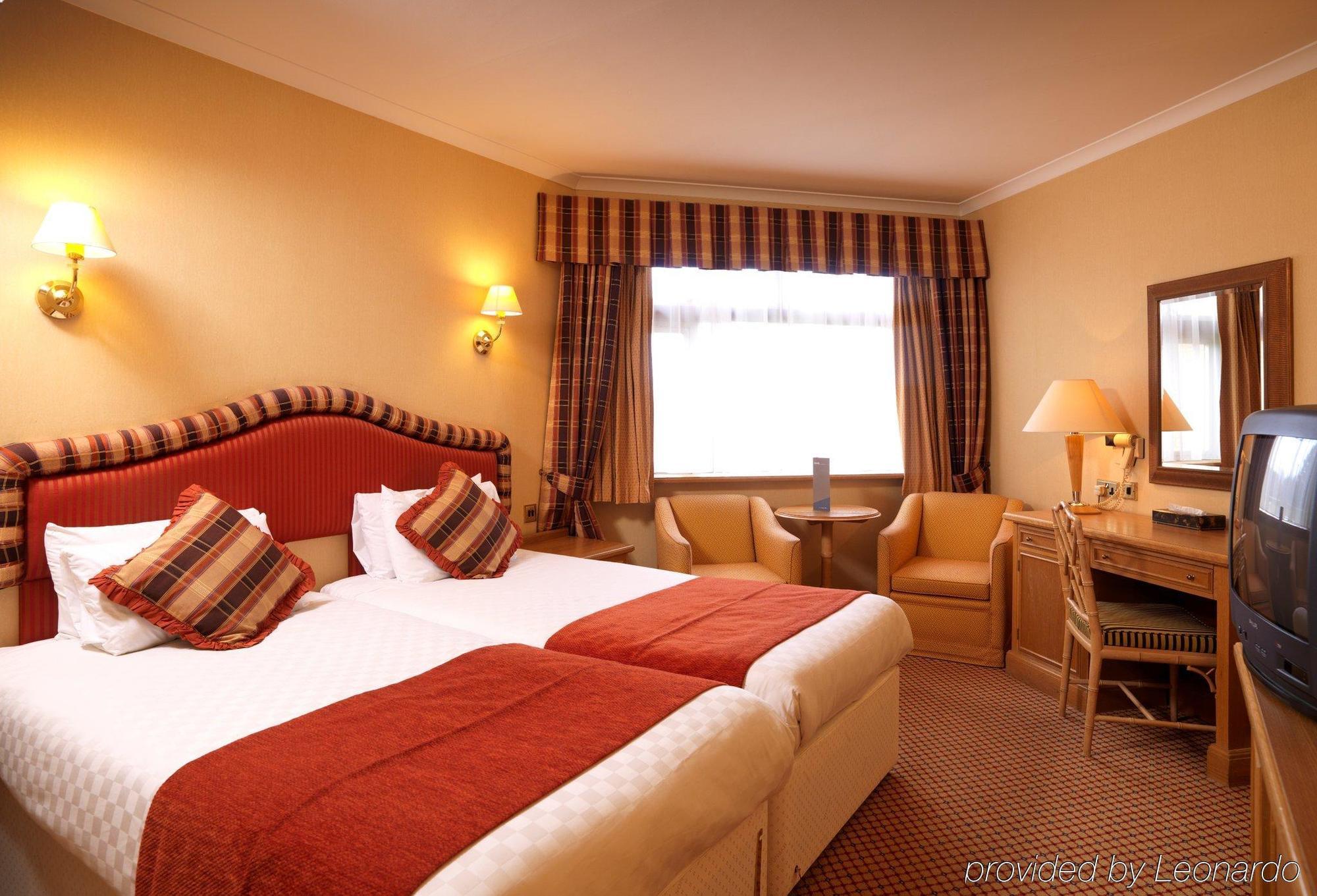 Leonardo Hotel Челтнем Номер фото