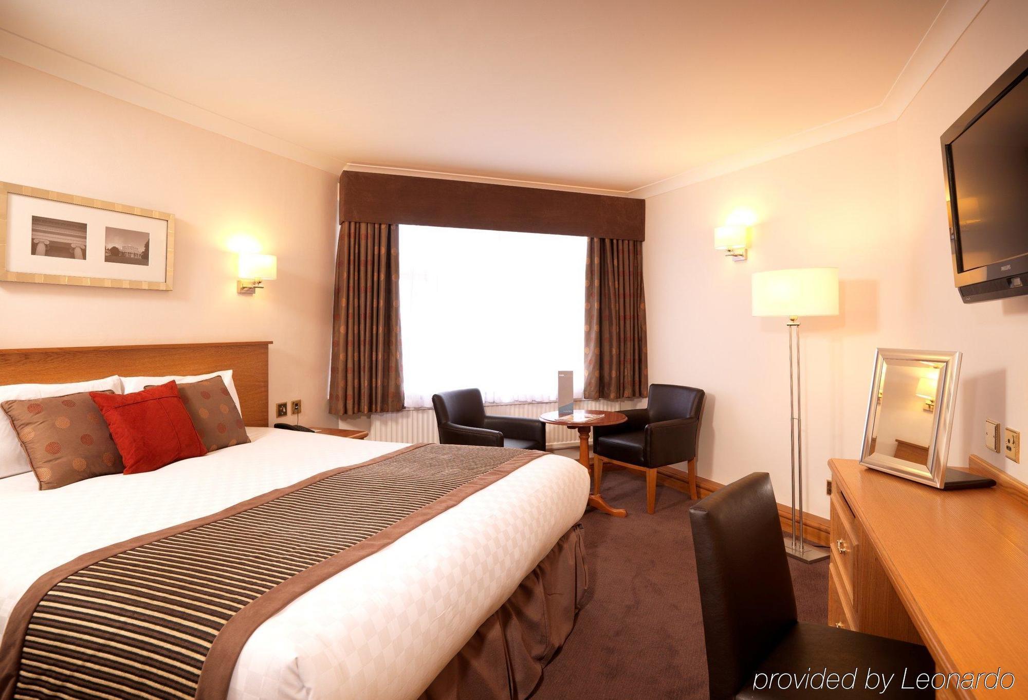 Leonardo Hotel Челтнем Номер фото